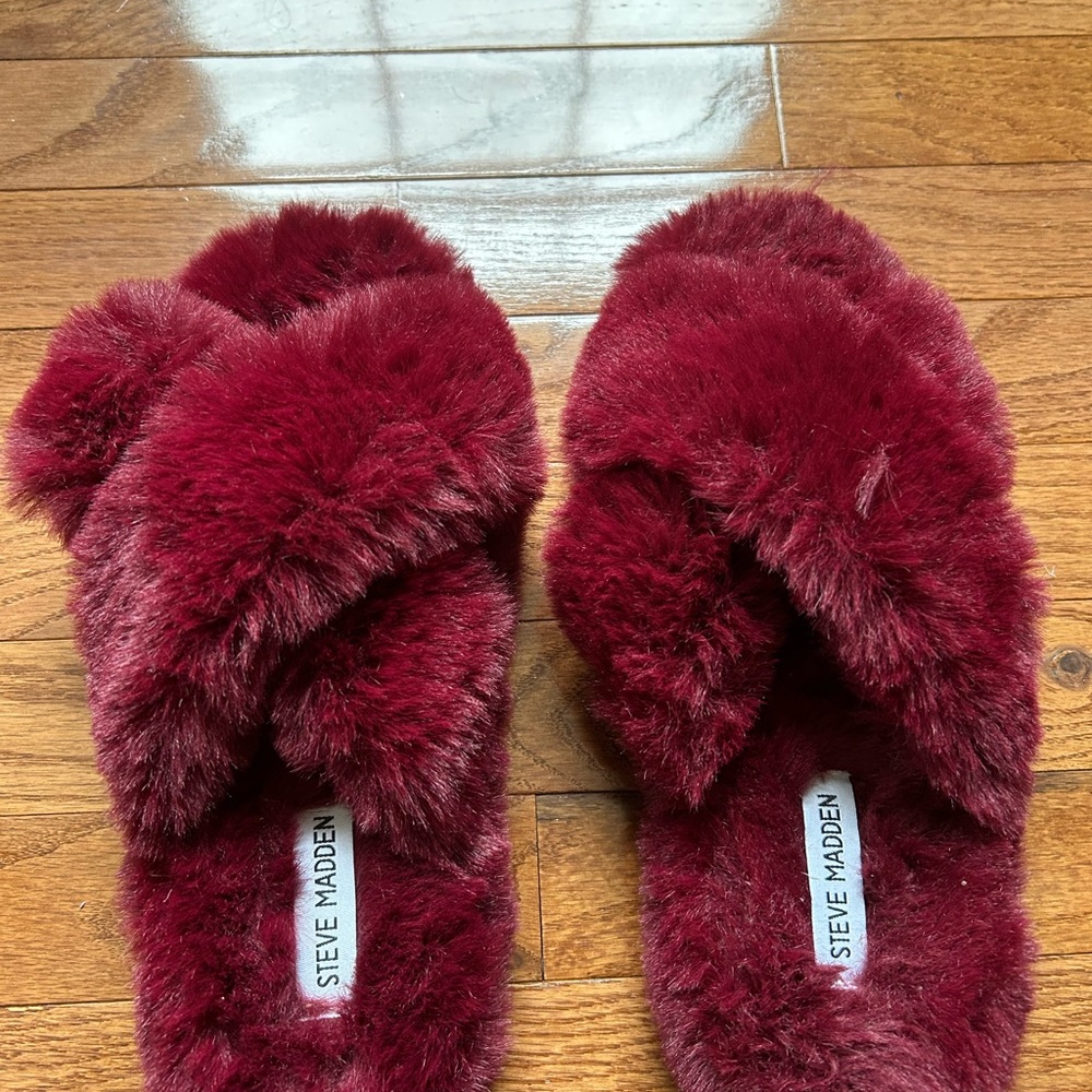 Steve Madden Women's Plush Maroon Slippers Never Worn